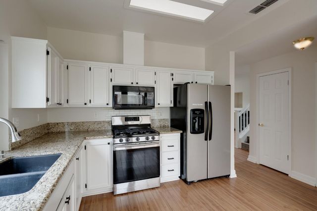 8977 E Valley Dr, Elk Grove, CA 95624