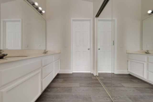 8977 E Valley Dr, Elk Grove, CA 95624