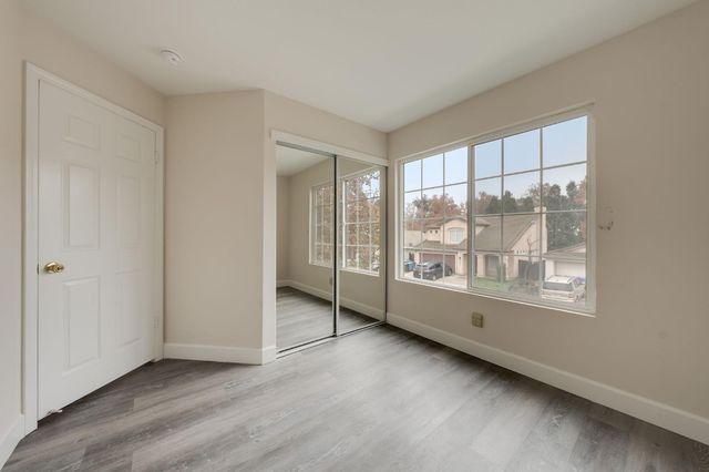 8977 E Valley Dr, Elk Grove, CA 95624