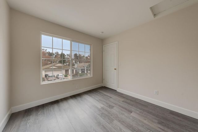 8977 E Valley Dr, Elk Grove, CA 95624