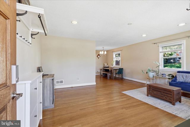 100 TAPAWINGO RD SE, Vienna, VA 22180