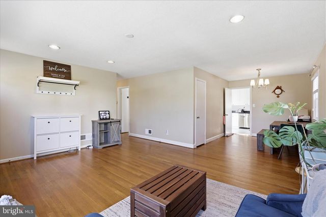 100 TAPAWINGO RD SE, Vienna, VA 22180