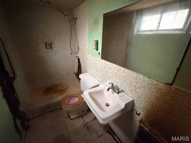 9468 HALLS FERRY Road, St Louis, MO 63136