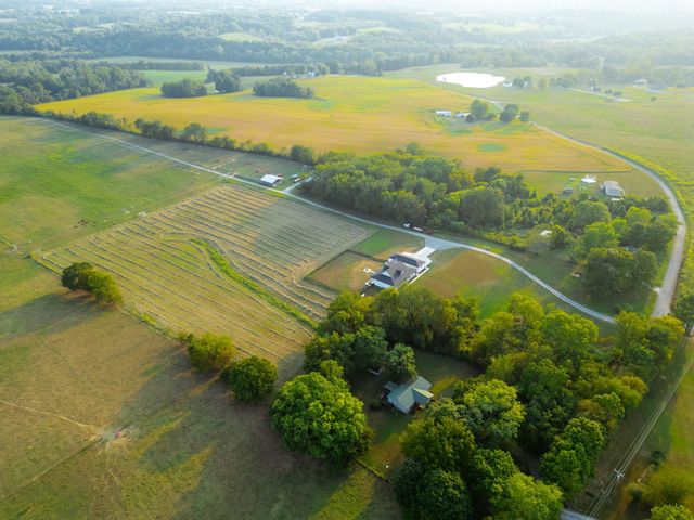 1074 Pair Six Dr, Springfield, TN 37172