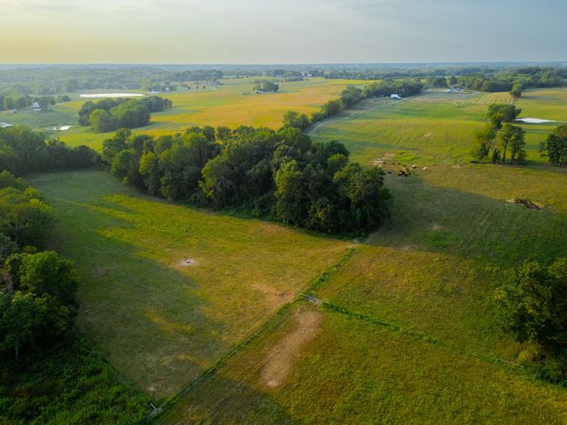 1074 Pair Six Dr, Springfield, TN 37172