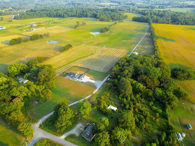 1074 Pair Six Dr, Springfield, TN 37172