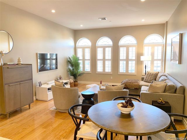 10 Wall Street 2, Huntington, NY 11743