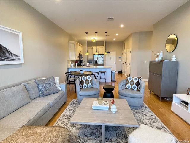 10 Wall Street 2, Huntington, NY 11743