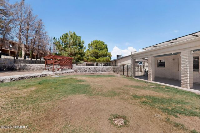 700 Sundown Court, Las Cruces, NM 88011