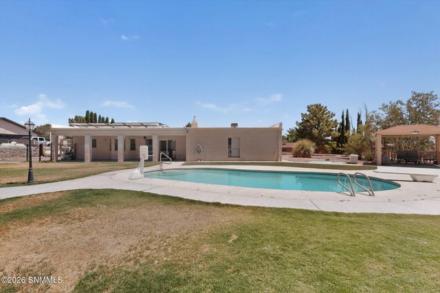 700 Sundown Court, Las Cruces, NM 88011