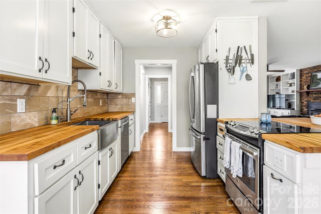 32 W Ashley Place, Etowah, NC 28729