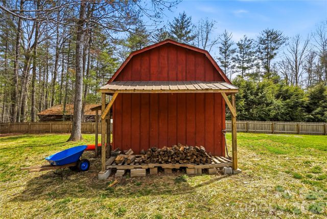 32 W Ashley Place, Etowah, NC 28729