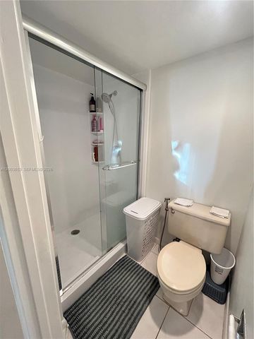 1701 Whitehall Dr 403, Davie, FL 33324