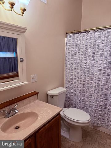 18318 SHARON RD, Triangle, VA 22172