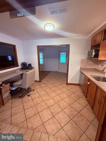 18318 SHARON RD, Triangle, VA 22172