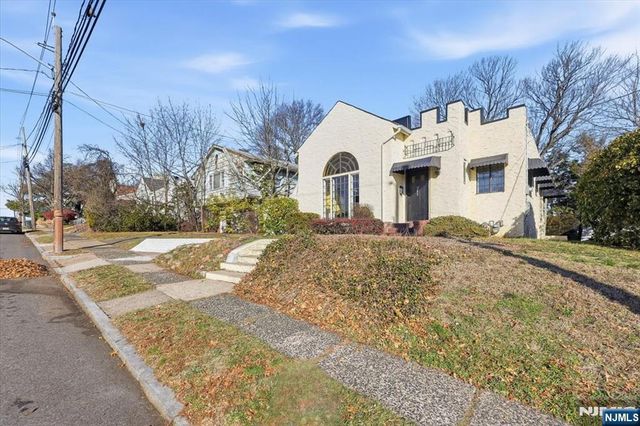 283 Pasadena Avenue, Hasbrouck Heights, NJ 07604