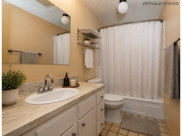 1900 N CEDAR St, Newberg, OR 97132