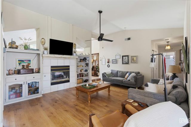 11104 Mirrored Image Court, Bakersfield, CA 93311