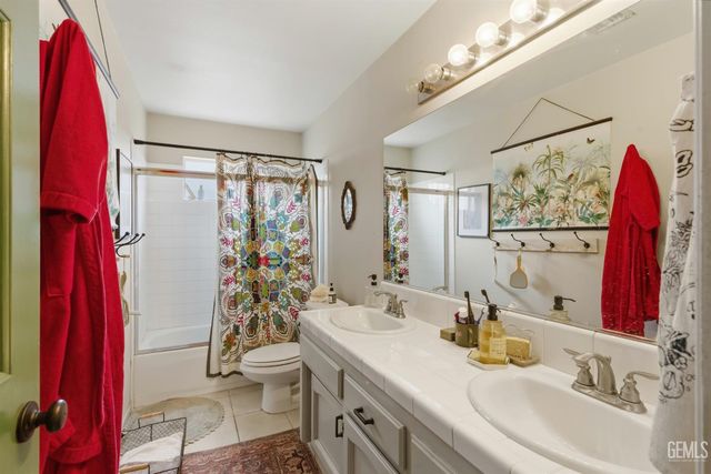 11104 Mirrored Image Court, Bakersfield, CA 93311