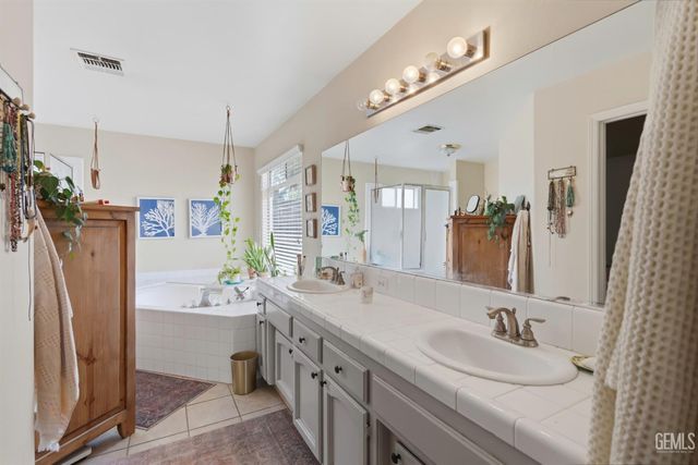 11104 Mirrored Image Court, Bakersfield, CA 93311