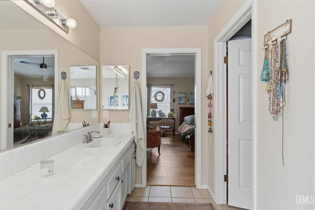 11104 Mirrored Image Court, Bakersfield, CA 93311