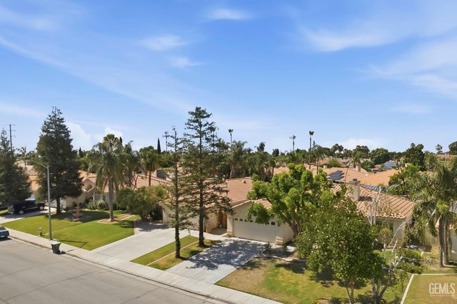 11104 Mirrored Image Court, Bakersfield, CA 93311