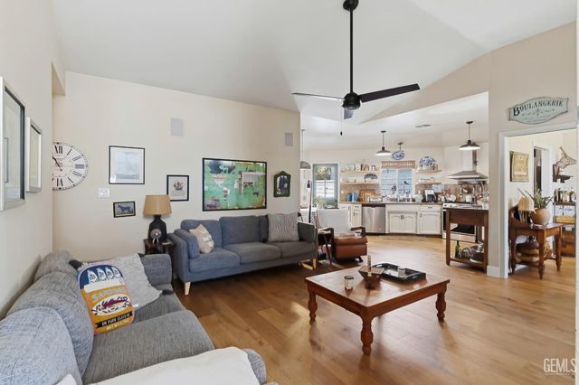 11104 Mirrored Image Court, Bakersfield, CA 93311