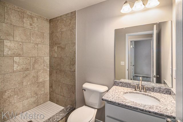 215 Whispering Pines Drive 12, Fenton, MI 48430
