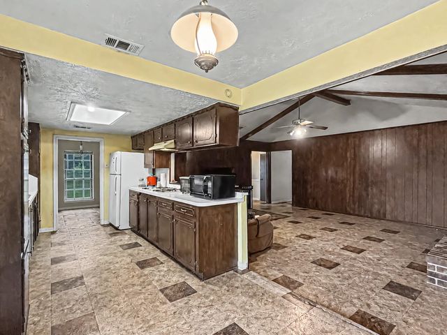 1576 County Road 614, Dayton, TX 77535