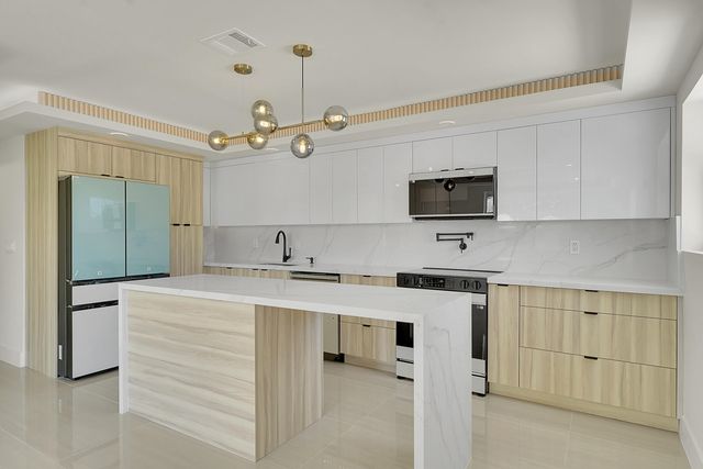 928 Market Street, West Palm Beach, FL 33401