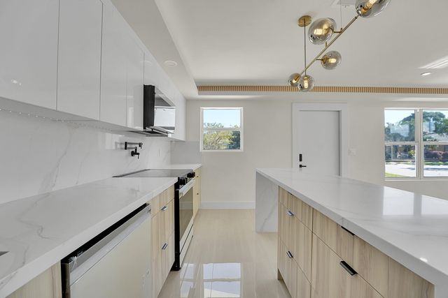 928 Market Street, West Palm Beach, FL 33401