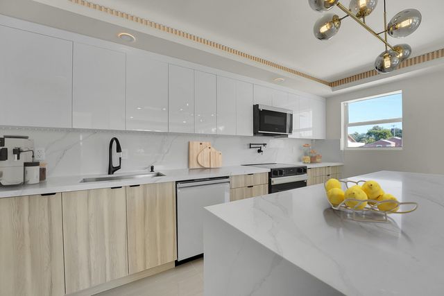 928 Market Street, West Palm Beach, FL 33401