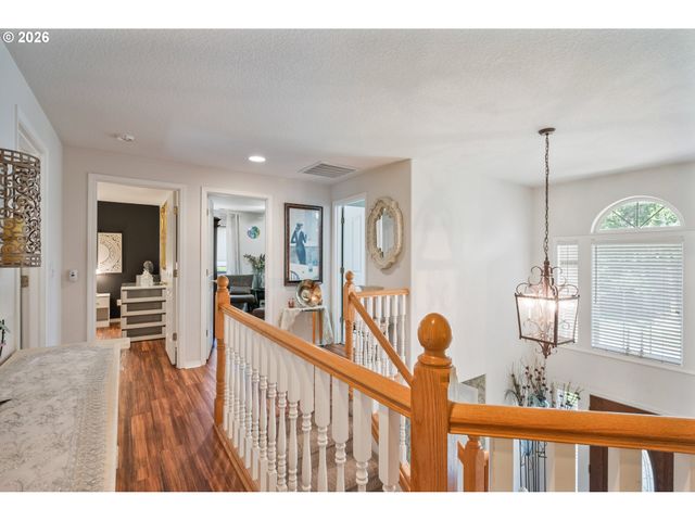 215 W ST JAMES Pl, Longview, WA 98632