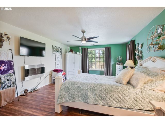 215 W ST JAMES Pl, Longview, WA 98632