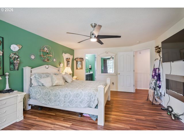 215 W ST JAMES Pl, Longview, WA 98632