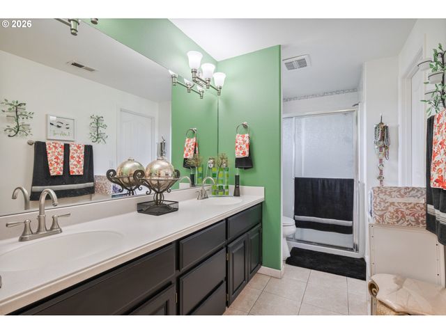 215 W ST JAMES Pl, Longview, WA 98632