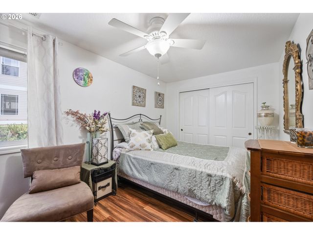 215 W ST JAMES Pl, Longview, WA 98632