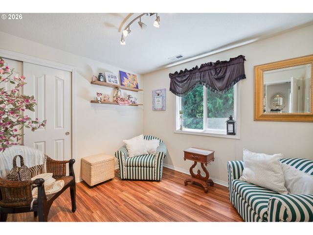215 W ST JAMES Pl, Longview, WA 98632
