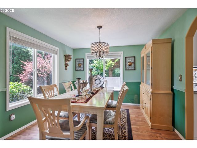 215 W ST JAMES Pl, Longview, WA 98632
