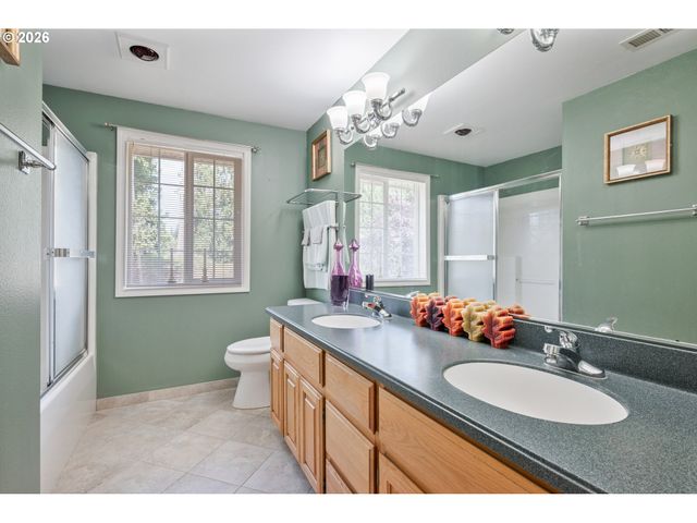 215 W ST JAMES Pl, Longview, WA 98632