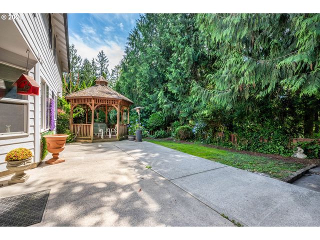 215 W ST JAMES Pl, Longview, WA 98632