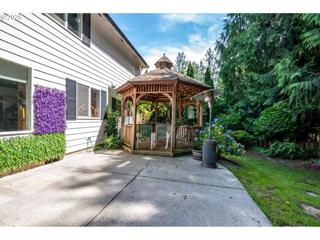 215 W ST JAMES Pl, Longview, WA 98632