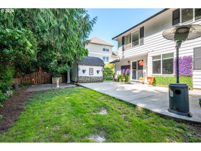 215 W ST JAMES Pl, Longview, WA 98632
