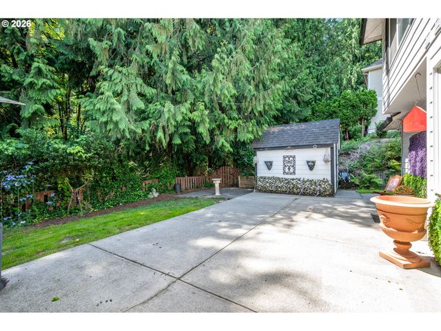 215 W ST JAMES Pl, Longview, WA 98632