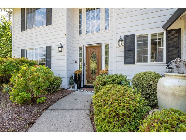 215 W ST JAMES Pl, Longview, WA 98632