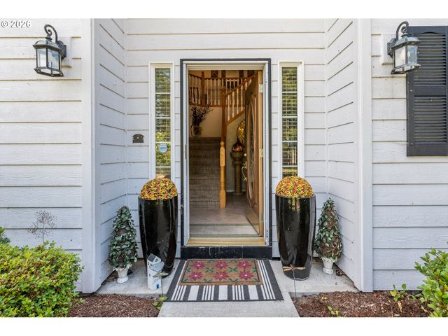 215 W ST JAMES Pl, Longview, WA 98632