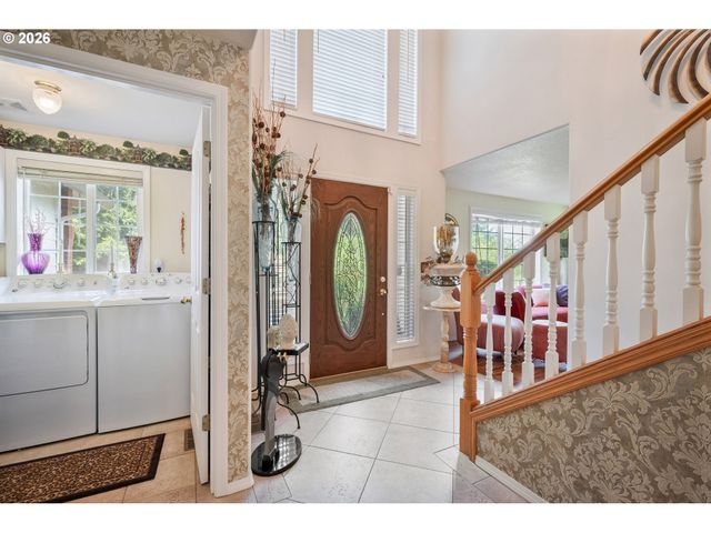 215 W ST JAMES Pl, Longview, WA 98632