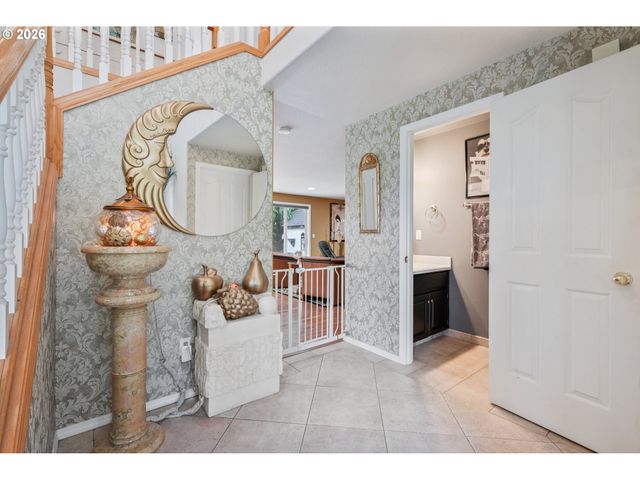 215 W ST JAMES Pl, Longview, WA 98632