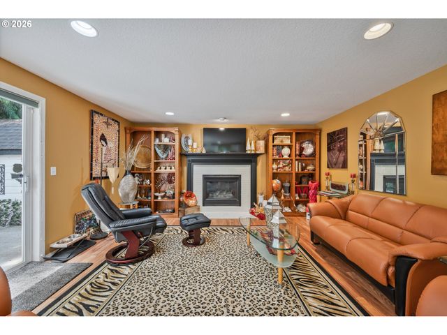 215 W ST JAMES Pl, Longview, WA 98632