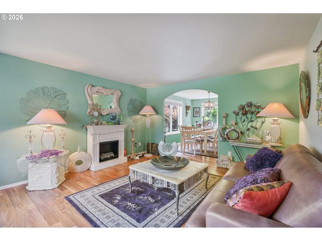 215 W ST JAMES Pl, Longview, WA 98632
